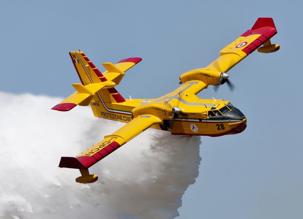 Στη «φωλιά» των Canadair: Πώς ετοιμάζονται για τον πόλεμο με τις φλόγες οι «φύλακες-άγγελοι» των δασών