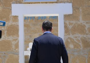 Ανδρουλάκης στην Κύπρο: Κατέθεσε στεφάνι στα Φυλακισμένα Μνήματα – «Χρέος να μην ξεχάσουμε τους νεκρούς μας»