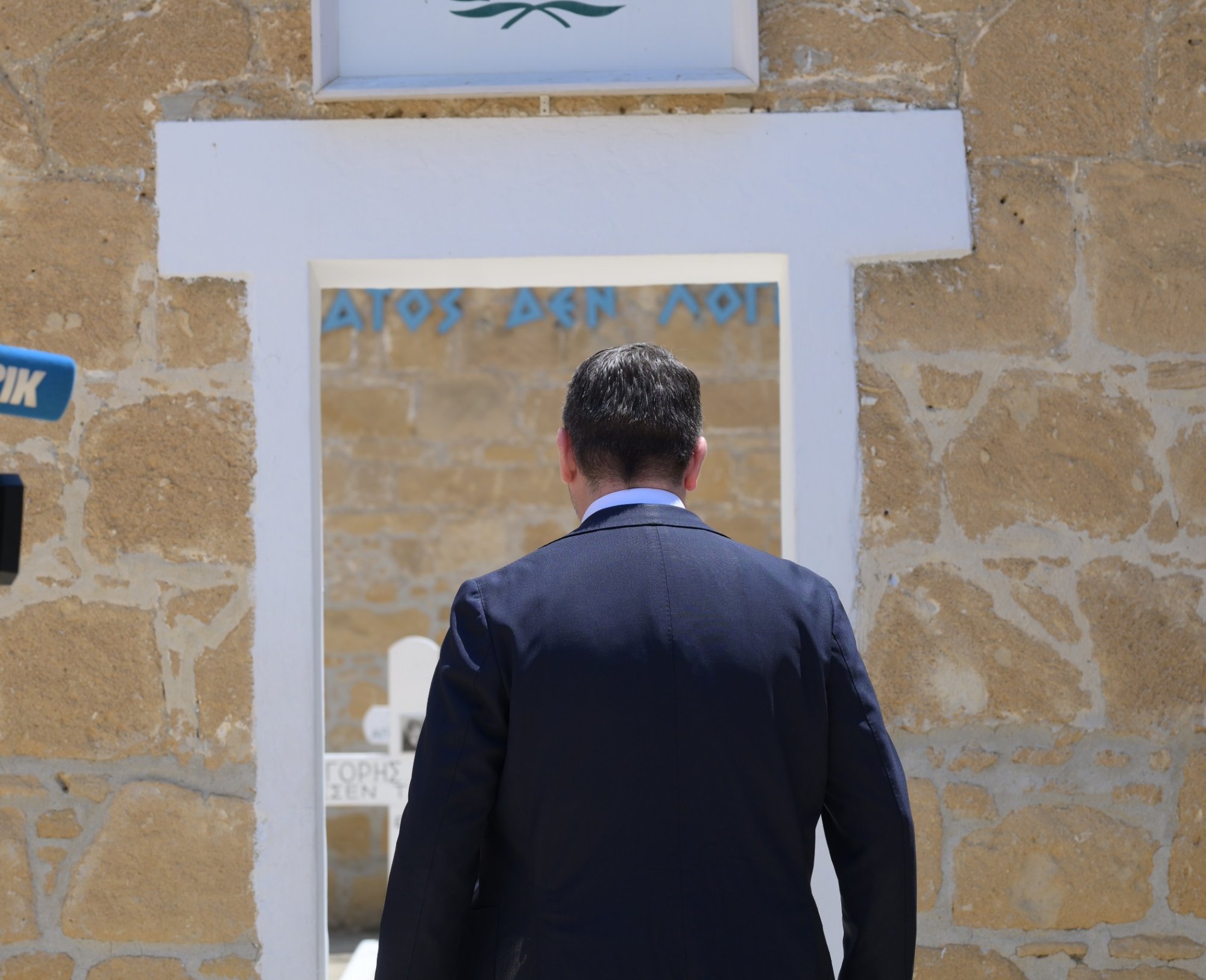 Ανδρουλάκης στην Κύπρο: Κατέθεσε στεφάνι στα Φυλακισμένα Μνήματα - «Χρέος να μην ξεχάσουμε τους νεκρούς μας»