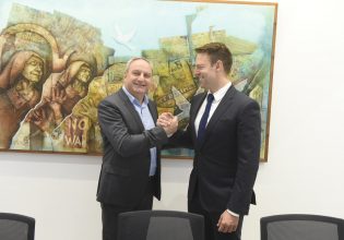 Στέφανος Κασσελάκης: Συνάντηση με τον γραμματέα του ΑΚΕΛ – Τι ειπώθηκε, τα δώρα που αντάλλαξαν