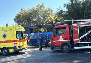 Θανατηφόρο τροχαίο στην Κέρκυρα: Σφηνώθηκε σε νταλίκα το λεωφορείο με τους Άγγλους τουρίστες – Νεκρός 31χρονος