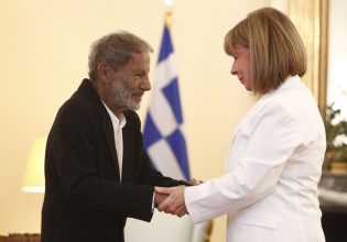 Σταύρος Ξαρχάκος: Η Σακελλαροπούλου του απένειμε το παράσημο του Ανώτερου Ταξιάρχη του Τάγματος της Τιμής