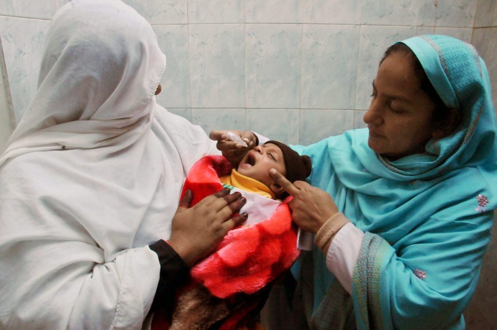 Παιδί στο Πακιστάν εμβολιάζεται κατά της πολιομυελίτιδας