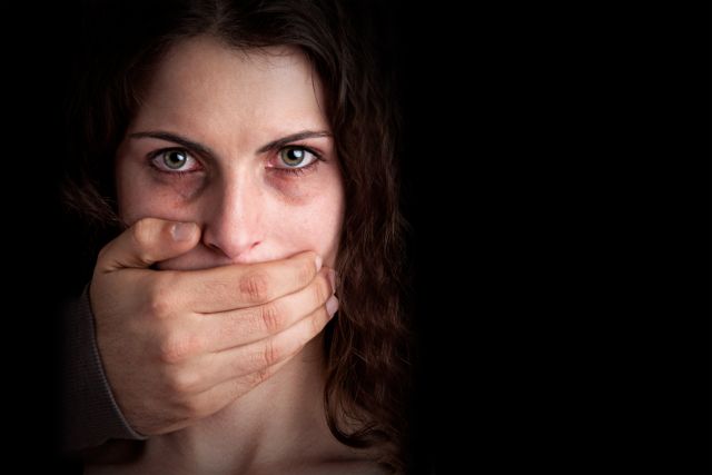 Φθιώτιδα: Νέο περιστατικό ενδοοικογενειακής βίας – Βίαζε τη σύζυγό του και κακοποιούσε τα παιδιά του