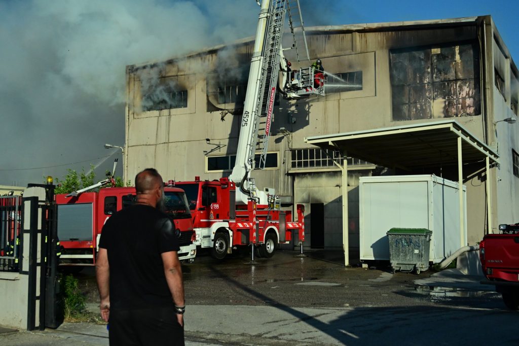 Φωτιά στις Αχαρνές: Συνεχίζεται η μάχη για την κατάσβεση – Στις φλόγες εργοστάσιο χαρτιού