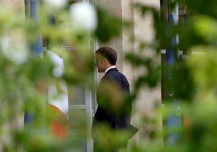 Εκλογές στη Γαλλία: Προεδρικό… silver alert για τον Εμανουέλ Μακρόν