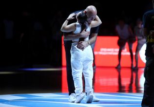 Όταν ο Νίκος Γκάλης αγκάλιασε την Λωξάνδρα Λούκας στο Προολυμπιακό τουρνουά Μπάσκετ 2024