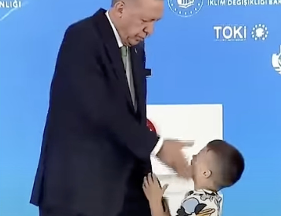 Ταγίπ Ερντογάν: Χαστούκισε παιδί επειδή δεν του φίλησε το χέρι