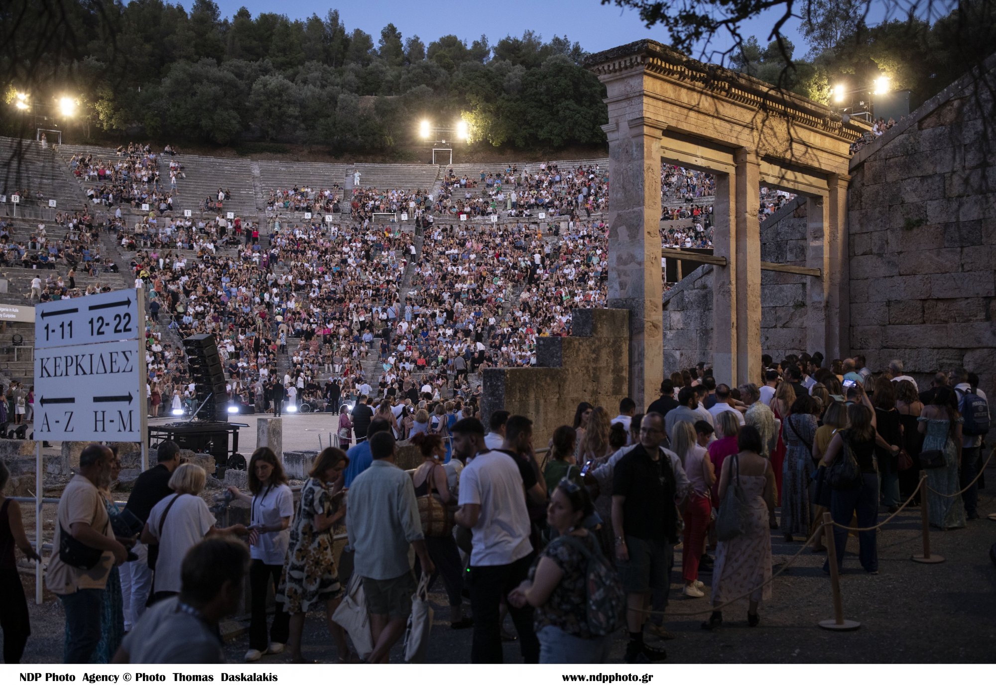 Ιφιγένεια η εν Αυλίδι: Μάγεψε η παγκόσμια πρεμιέρα της παράστασης του Κουλιάμπιν στην Επίδαυρο