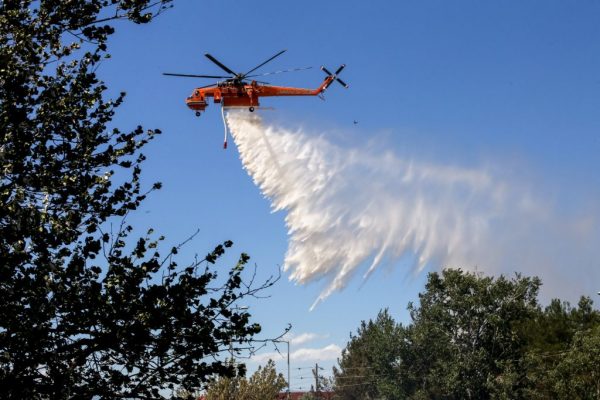 Νέα φωτιά στην Ύδρα – Στη μάχη και ελικόπτερο