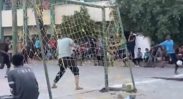 Γάζα: Ο ισραηλινός στρατός βομβάρδισε σχολείο ενώ παιδιά έπαιζαν ποδόσφαιρο – Συγκλονιστικό βίντεο