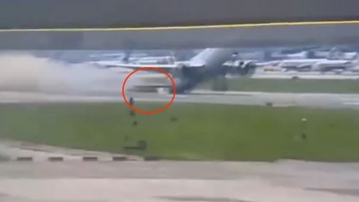 Σοβαρό ατύχημα – Boeing 777: Η στιγμή που η ουρά του αεροσκάφους ακουμπά και τρίβεται στον διάδρομο