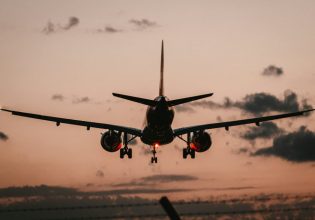 Ηράκλειο: Αναγκαστική προσγείωση στο «Ν.Καζαντζάκης» – Επιβάτες ζητούσαν επιτακτικά αλκόολ από το πλήρωμα
