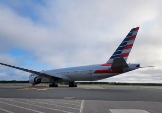 American Airlines: Καμπίνα αεροσκάφους γέμισε καπνό – Οι επιβάτες το εγκατέλειψαν με τις τσουλήθρες