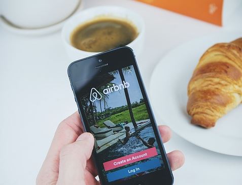 Airbnb: Μεγάλη αύξηση κατά 13% στην προσφορά καταλυμάτων – Ξεπερνά τη ζήτηση