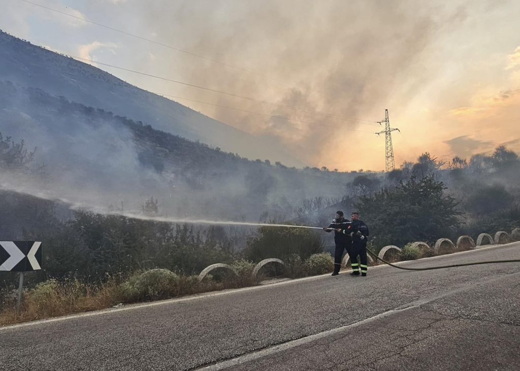 Αλβανία: Συνεχίζονται οι επιχειρήσεις κατάσβεσης των πυρκαγιών κοντά στα σύνορα με την Ελλάδα