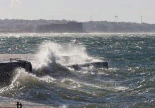 Καιρός: Σαρωτικοί άνεμοι στην Κάρυστο – Στα 101 χλμ/ώρα οι ριπές ανέμου