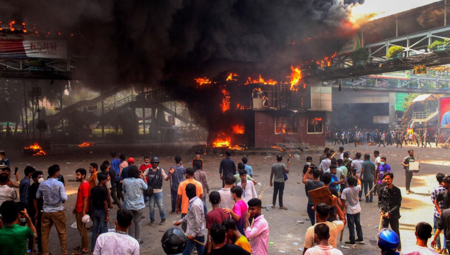 Διαδηλωτές στο Μπαγκλαντές απελευθέρωσαν κρατουμένους – Βγαίνει ο στρατός στους δρόμους