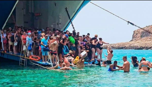 Μπάλος: Ντροπιαστικές εικόνες από την παραλία – Οι τουρίστες μπαίνουν στο νερό για να επιβιβαστούν στα σκάφη