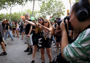 Βαρκελώνη: Λένε «αρκετά» με τον υπερτουρισμό και καταβρέχουν με νεροπίστολα τους τουρίστες