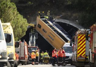 Ισπανία: Λεωφορείο ανετράπη και καρφώθηκε σε είσοδο τούνελ – Τουλάχιστον 20 τραυματίες, τρεις σοβαρά