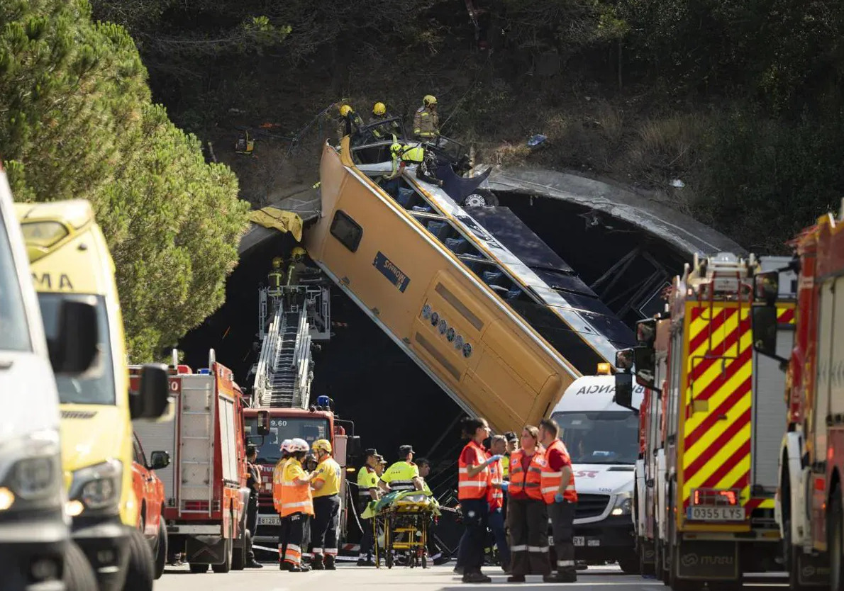 Ισπανία: Λεωφορείο ανετράπη και καρφώθηκε σε τούνελ – Τουλάχιστον 20 τραυματίες, τέσσερις σοβαρά