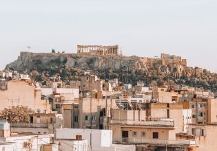 Μια Αθηναία λέει στους New York Times πώς διοργανώνεται ένα ελληνικό, καλοκαιρινό πάρτι