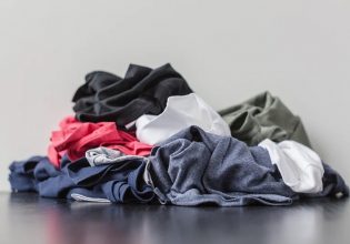 «Χημική ανακύκλωση» για τα βουνά παλιών ρούχων