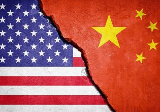 Kίνα: Χάνει τη δυναμική της, αποδίδει ο εμπορικός «πόλεμος» από ΗΠΑ και Ευρώπη