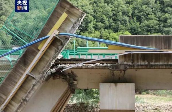 Κίνα: Κατάρρευση γέφυρας λόγω σφοδρών βροχοπτώσεων – 11 νεκροί, 30 αγνοούμενοι