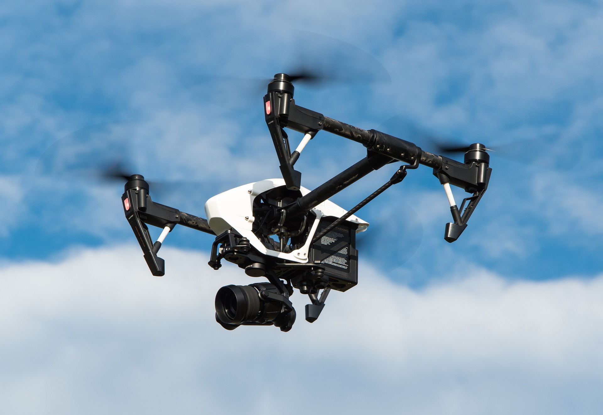 Μάστιγα η χρήση κινητού κατά την οδήγηση – Ποια χώρα επιστράτευσε drone για να πιάνει τους παραβάτες