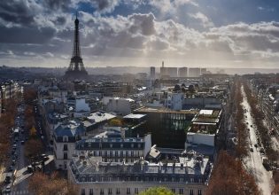 Ετοιμάζετε βαλίτσες για Παρίσι; Τι να περιμένετε από την πόλη του φωτός αυτό το καλοκαίρι