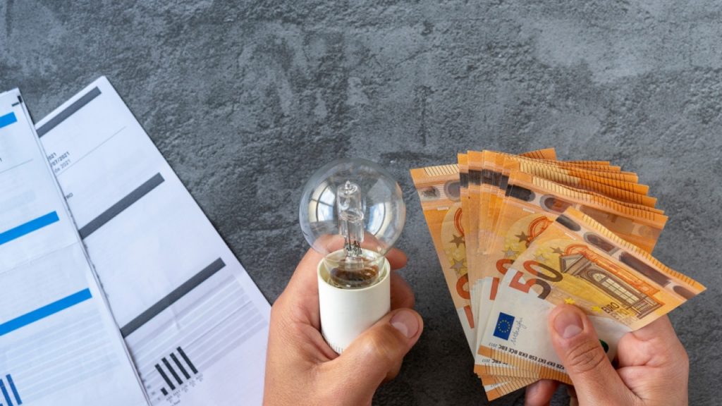 Επιδοτήσεις ρεύματος: Τι ισχύει με τον επανυπολογισμό των ενισχύσεων – Πόσοι πληρώνουν και πόσοι εισπράττουν