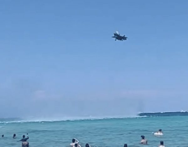 Απίστευτο βίντεο – Η στιγμή που ένα F35 αιωρείται πάνω από παραλία στο Μαϊάμι