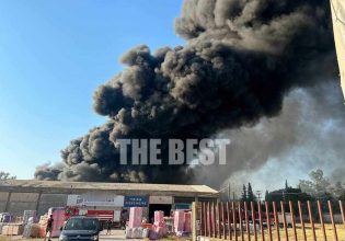 Αχαΐα: Πνιγηρή ατμόσφαιρα από το τοξικό νέφος στο Γομοστό – «Καπνίζει» ακόμα το εργοστάσιο