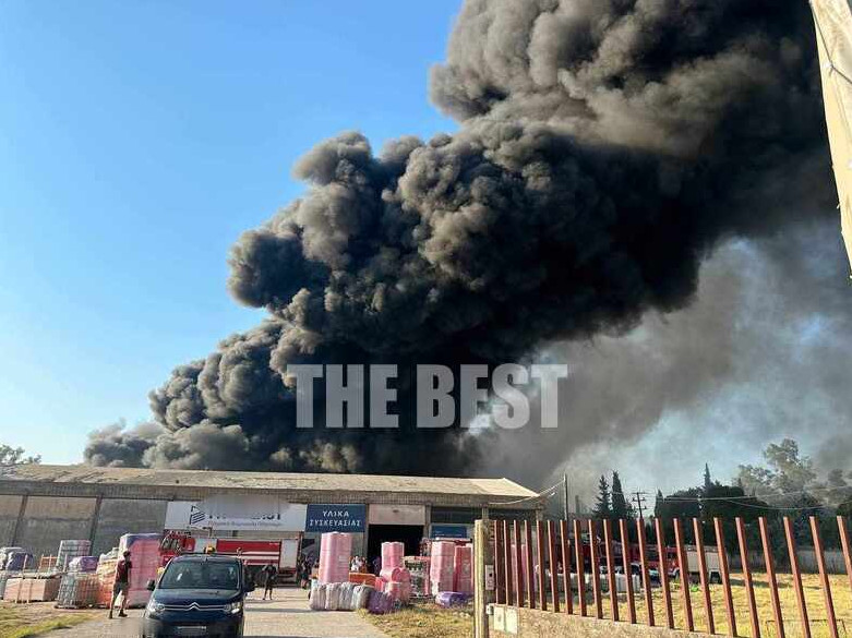 Αχαΐα: Πνιγηρή ατμόσφαιρα από το τοξικό νέφος στο Γομοστό - «Καπνίζει» ακόμα το εργοστάσιο