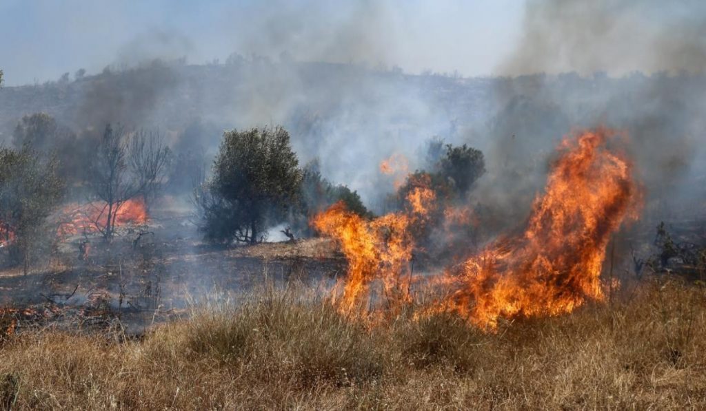 Φωτιά στον Λαγκαδά Θεσσαλονίκης: Κλειστή η Εθνική Οδός προς Σέρρες, ενισχύθηκαν οι πυροσβεστικές δυνάμεις