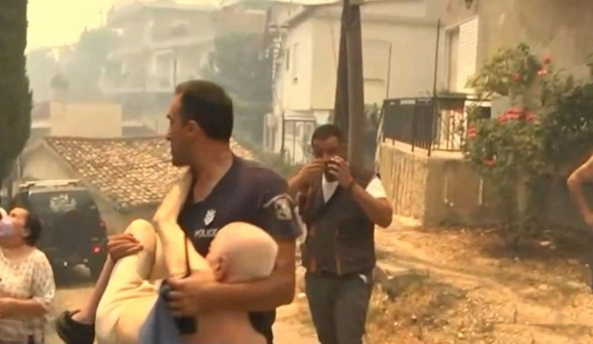 Φωτιά στην Πάτρα: Αστυνομικός σώζει ηλικιωμένο από τις φλόγες - Συγκλονιστικό βίντεο