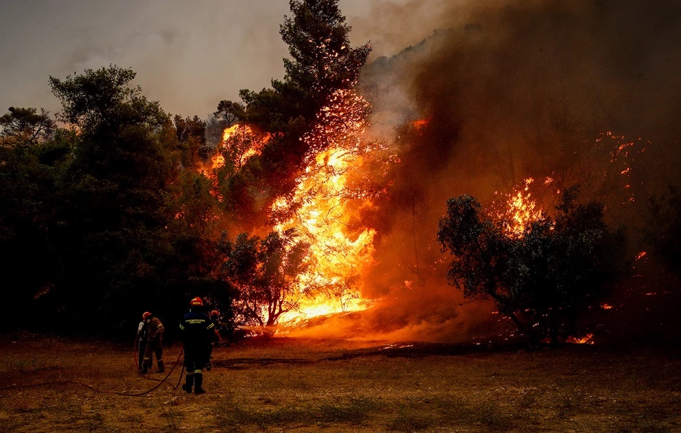 Μεγάλη φωτιά στο Πευκοδάσος στο Κιλκίς – Ήχησε το 112, προς το παρόν δεν απειλούνται οικισμοί ή το στρατόπεδο