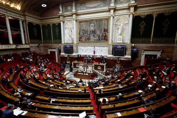 Γαλλία: Νεότερη εκτίμηση για τις έδρες που καταλαμβάνουν οι παρατάξεις