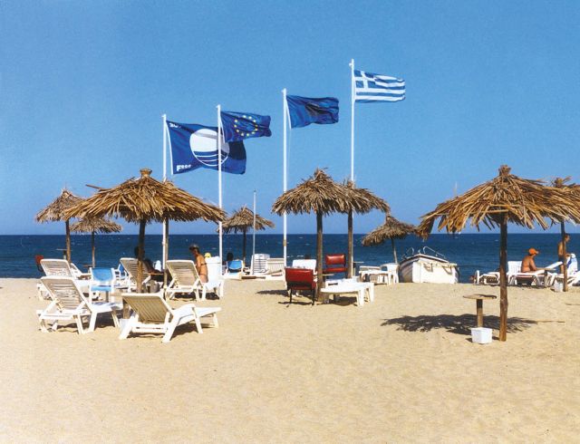 Γαλάζια σημαία: Αφαιρέθηκε από 22 παραλίες - Ολη η λίστα
