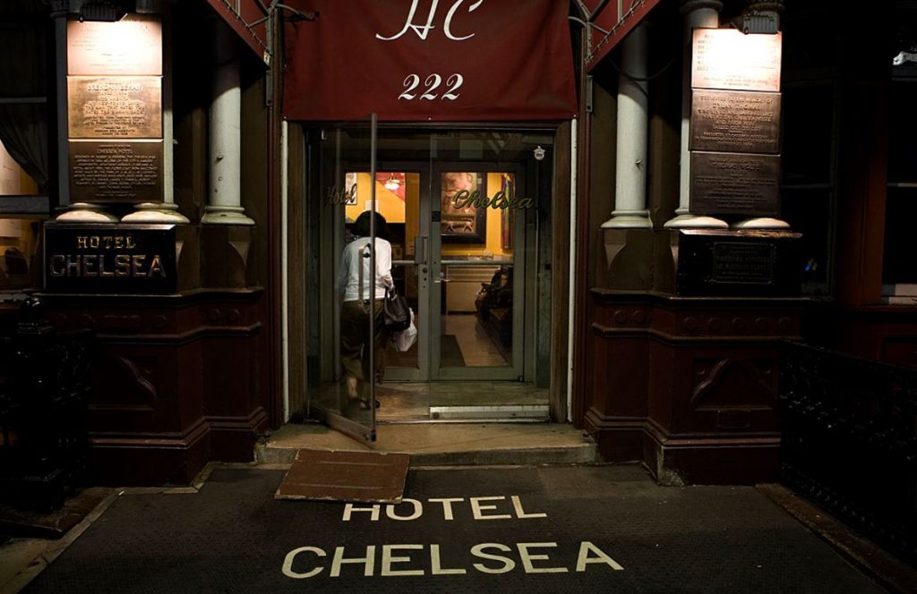 «Τότε μια γυναίκα με ένα μαστίγιο μπήκε στο ασανσέρ» – 17 χρόνια ζωγράφιζε στο ημίφως του ξενοδοχείου Chelsea της ΝΥ
