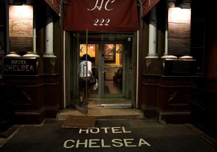 «Τότε μια γυναίκα με ένα μαστίγιο μπήκε στο ασανσέρ» – 17 χρόνια ζωγράφιζε στο ημίφως του ξενοδοχείου Chelsea της ΝΥ