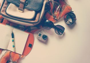 Eιδικός στα ταξίδια αποκαλύπτει το αντικείμενο που πακετάρει πάντα στη βαλίτσα των διακοπών 