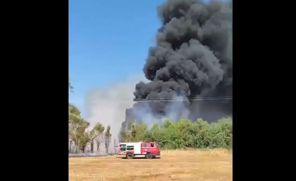 Φωτιά στην Αχαΐα – Στις φλόγες εργοστάσιο με πλαστικά – Μήνυμα από το 112