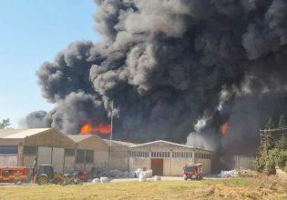 Αχαΐα: Σε ύφεση η φωτιά σε εργοστάσιο με πλαστικά στο Γομοστό