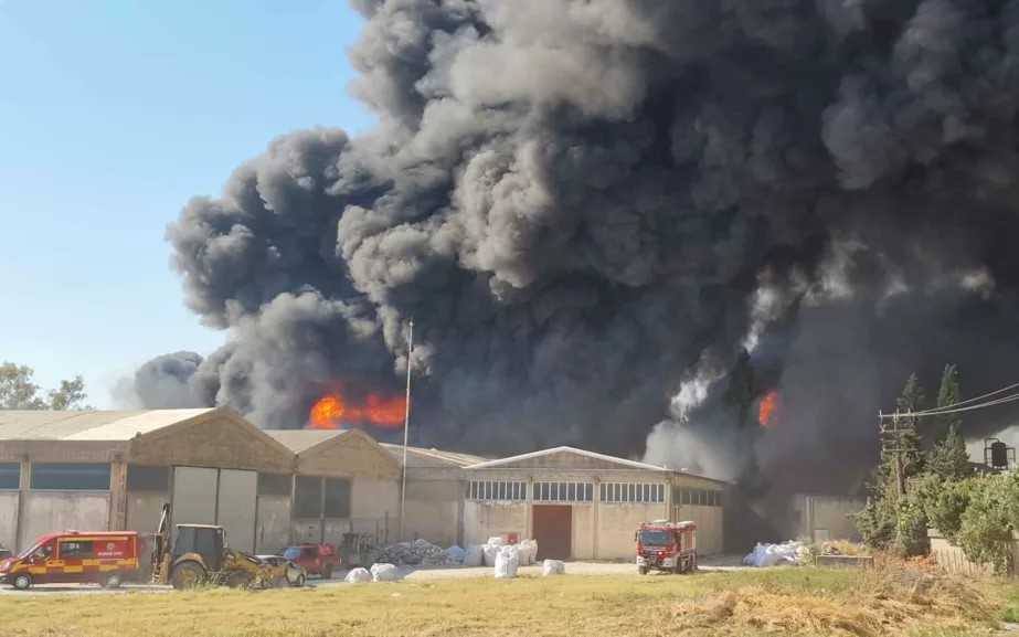 Αχαΐα: Σε ύφεση η φωτιά σε εργοστάσιο με πλαστικά στο Γομοστό