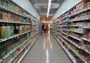 Θεοδωρικάκος προς σούπερ μάρκετ, πολυεθνικές: Ρίξτε τις τιμές, μειώστε το κέρδος – Η ακρίβεια όμως παραμένει