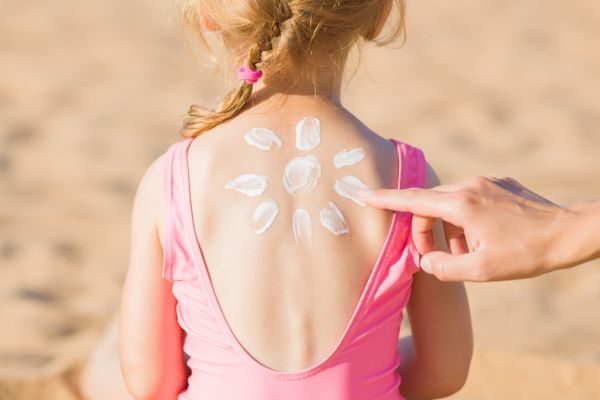 Παιδιά στον ήλιο: Μήπως κάνετε αυτό το λάθος με το αντηλιακό τους;