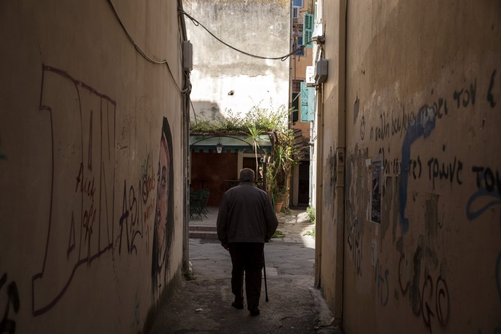 Δημογραφικό: Η 2η μεγαλύτερη μείωση πληθυσμού της ΕΕ στην Ελλάδα παρά την «ένεση» απ’ το κύμα μεταναστών